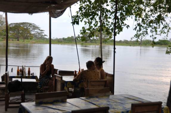 Conversando com a suiça Lili e o alemão Gandolf na orla do rio Magdalena, em Mompós, na Colômbia
